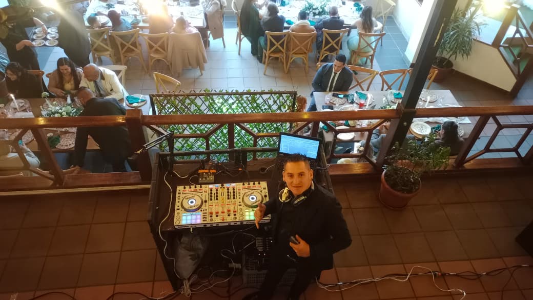 DJ Andrés Luengas vista salón